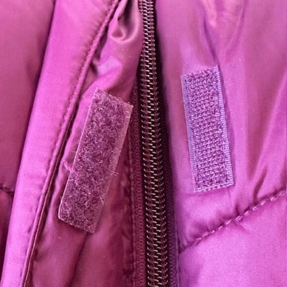 Columbia Women's Small Maroon Full Zip Puffer Vest with Velcro Closures - Picture 6 of 7